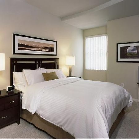 Oakwood At The Saulet New Orleans Room photo